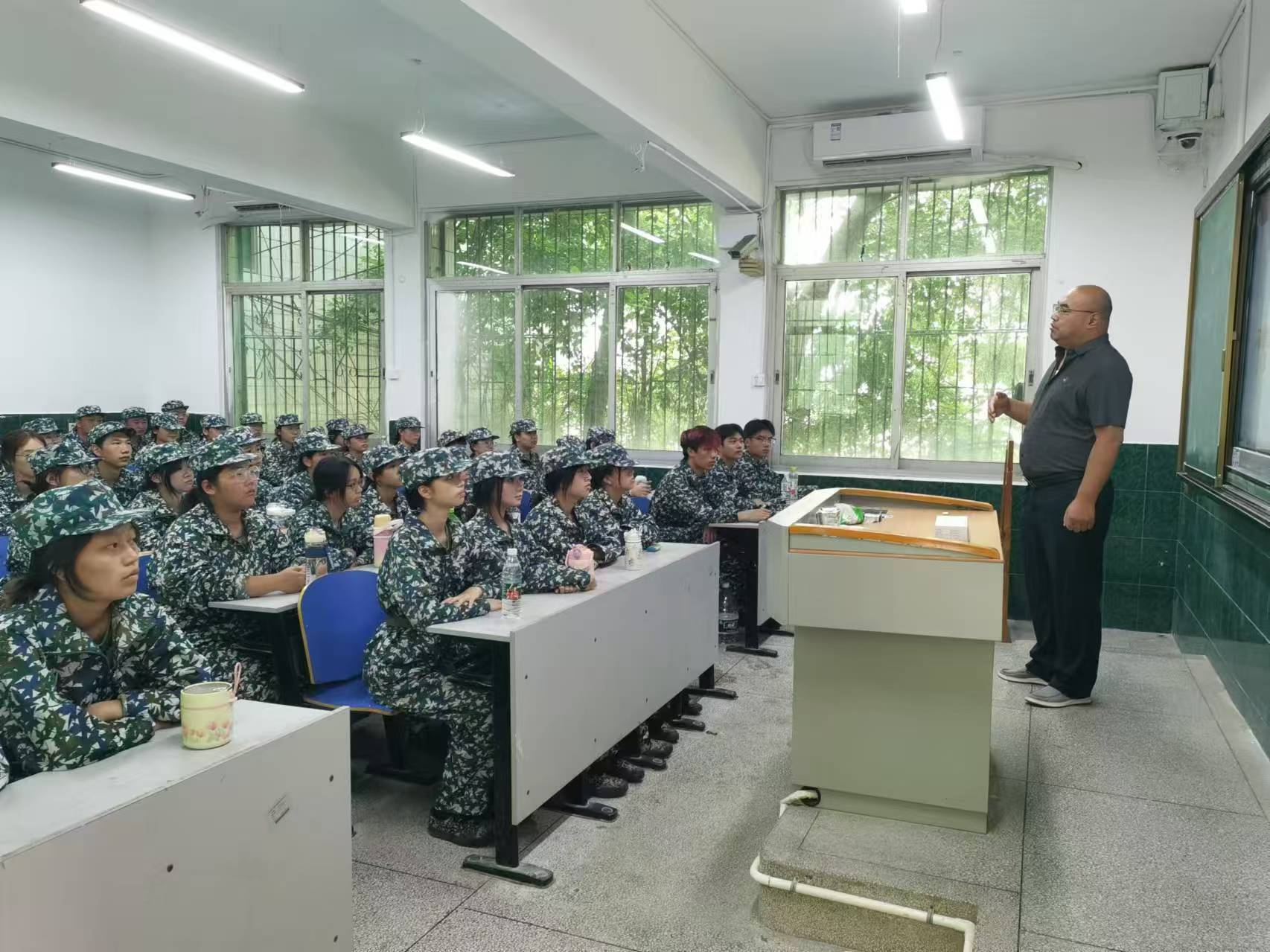 介绍会照片.jpg
